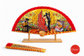 Éventail flamenco rouge avec danseurs et guitaristes dans un décor floral espagnol