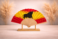 Éventail personnalisable en bois avec motif taureau noir sur fond rouge et jaune ouvert