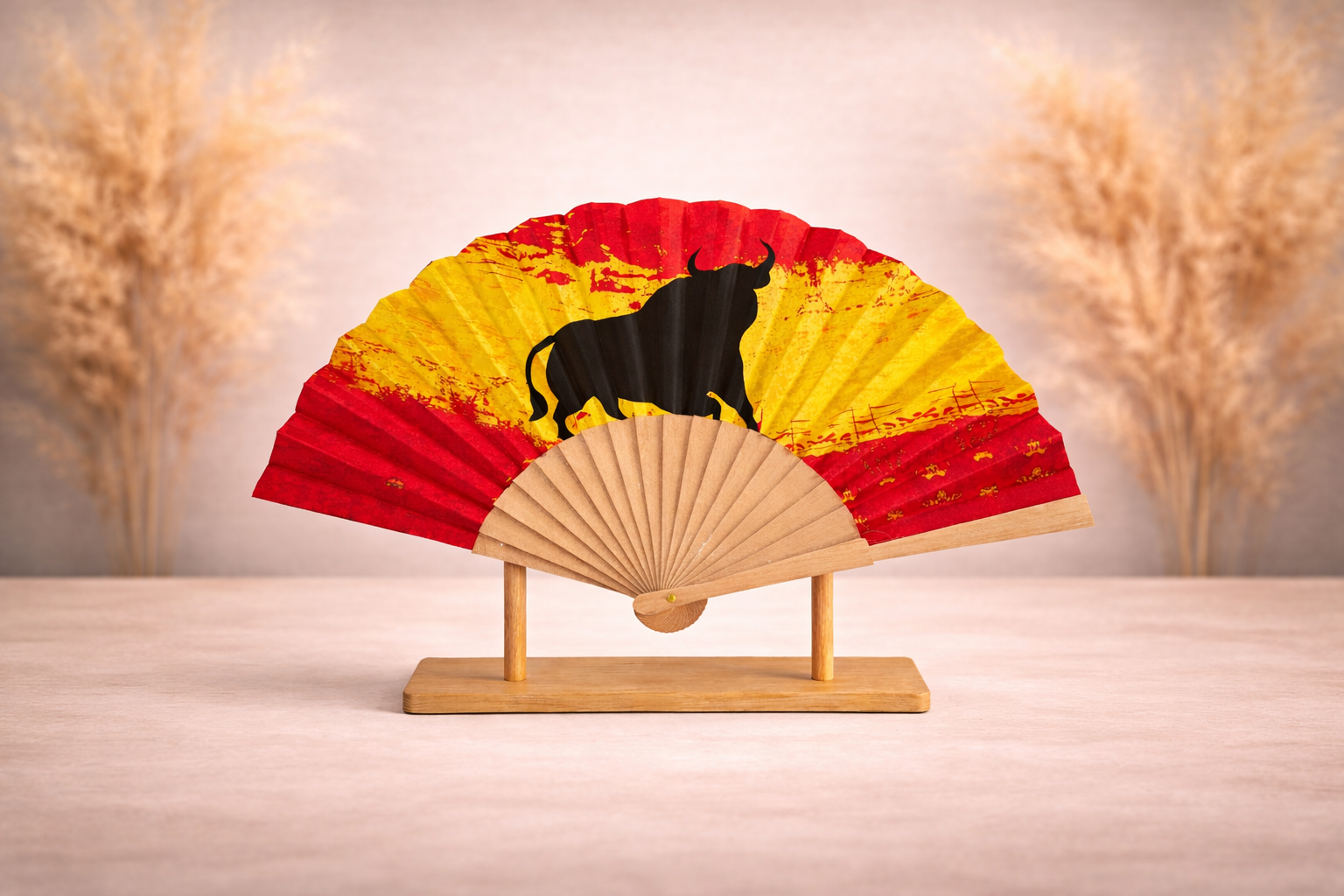 Éventail personnalisable en bois avec motif taureau noir sur fond rouge et jaune ouvert