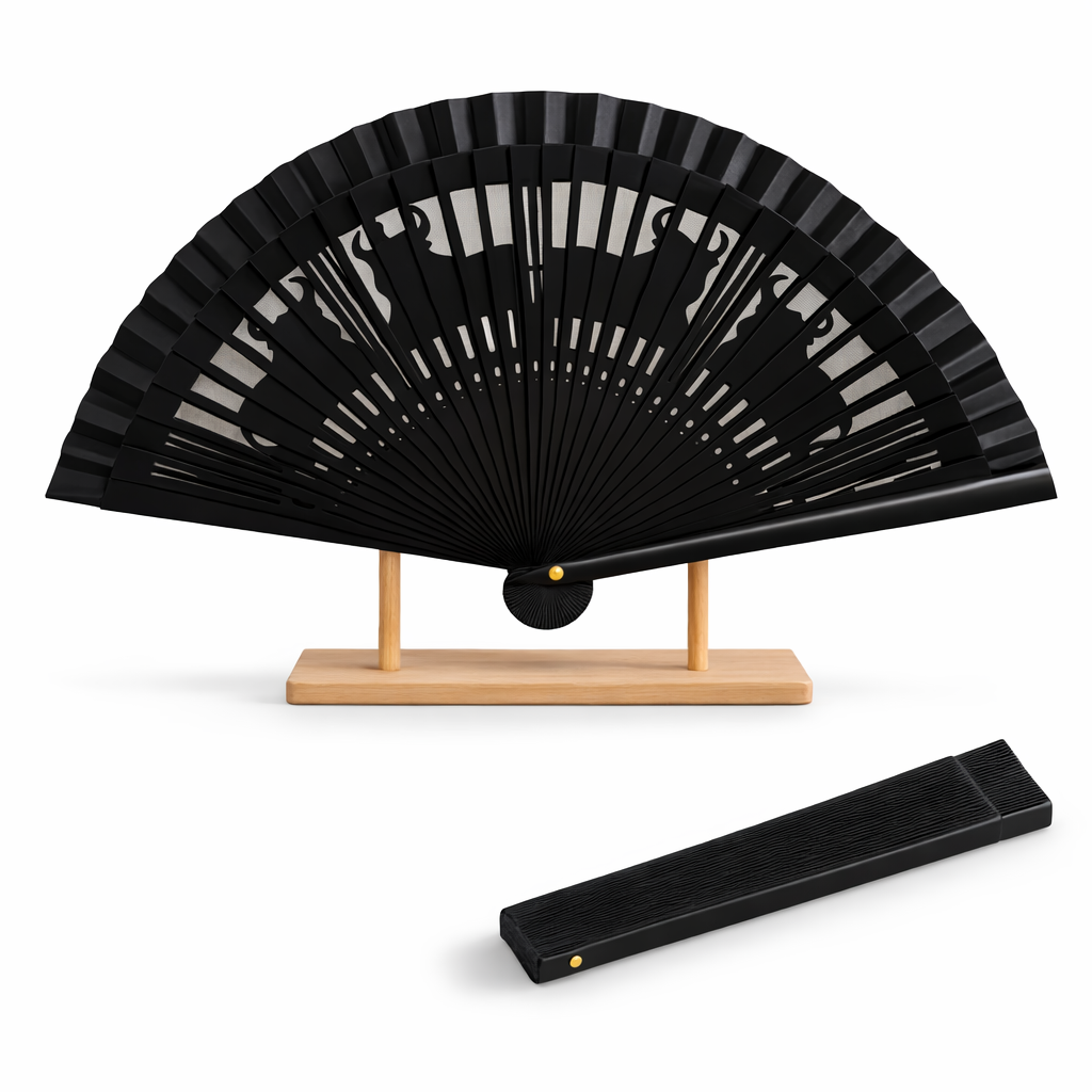 Éventail noir motif taureau avec design raffiné et structure ajourée