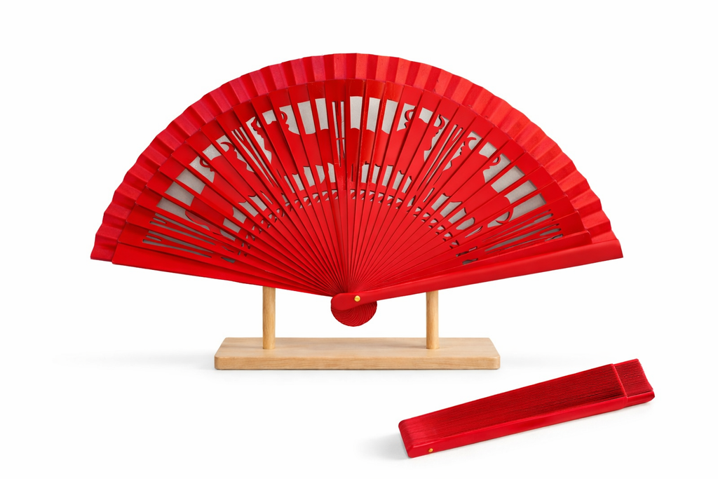 Éventail rouge motif taureau, design élégant et ajouré