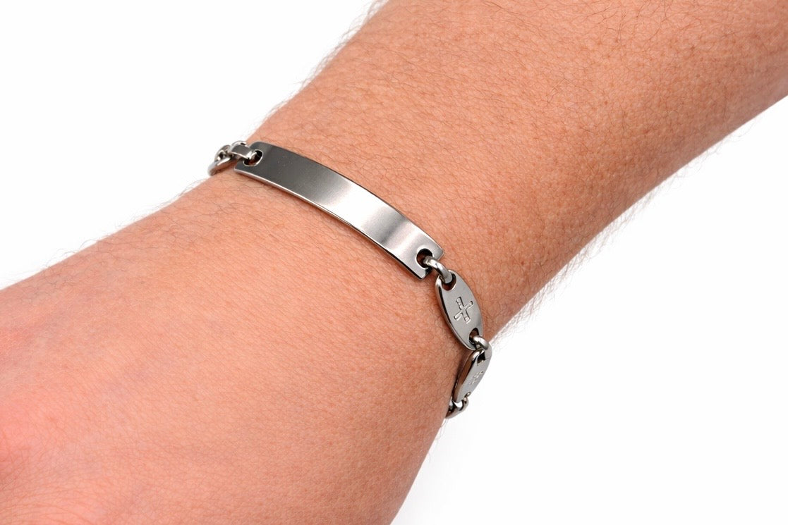 Gourmette homme personnalisée en acier inoxydable doré et argenté, bracelet masculin avec plaque centrale à graver et détails croix