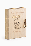 Livre de souvenirs en bois personnalisé avec une illustration de bébé tenant un ourson et la date gravée