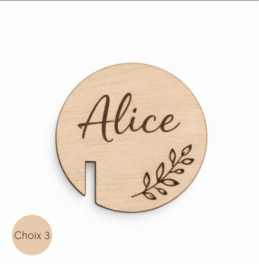 Décoration de table mariage avec marque-places en bois personnalisés