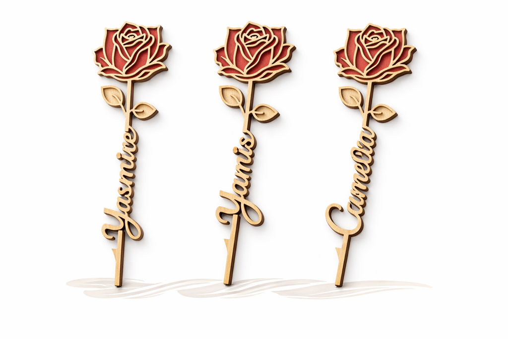 Marque-place personnalisé en forme de rose avec prénom découpé pour table de mariage élégante