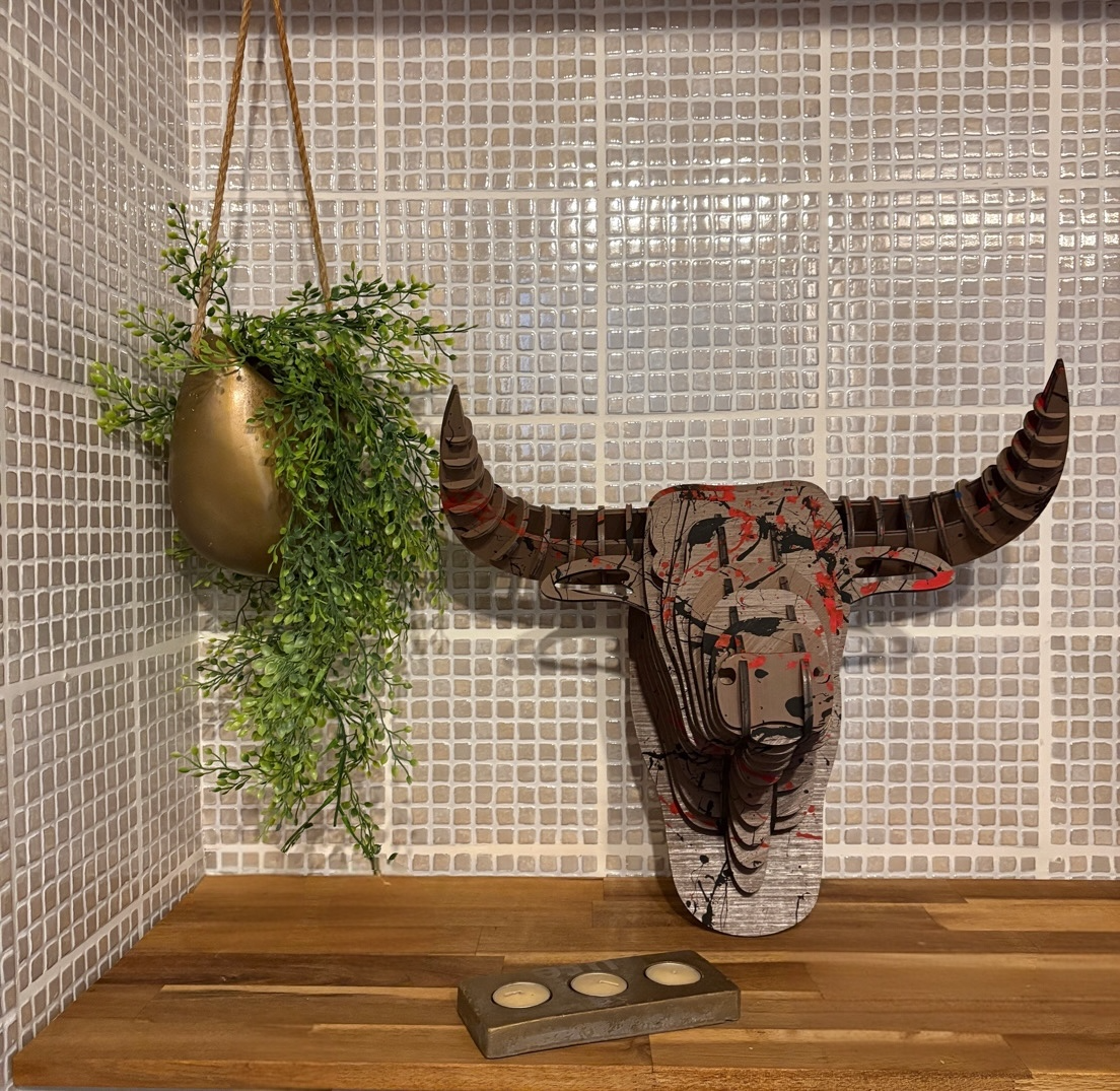 Sculpture murale tête de taureau en bois avec peinture dripping artistique