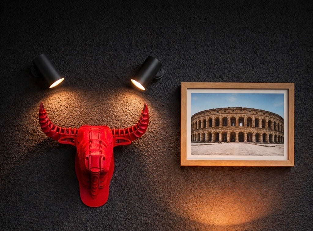 Tête de taureau murale sculptée artisanalement en bois de peuplier rouge