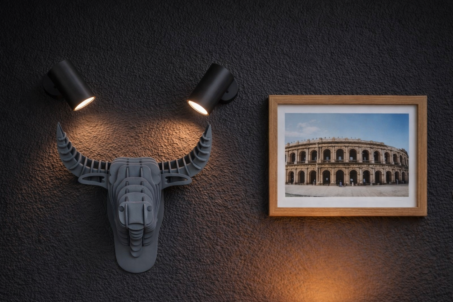 Tête de taureau murale en bois de peuplier gris fabriquée artisanalement avec design en relief