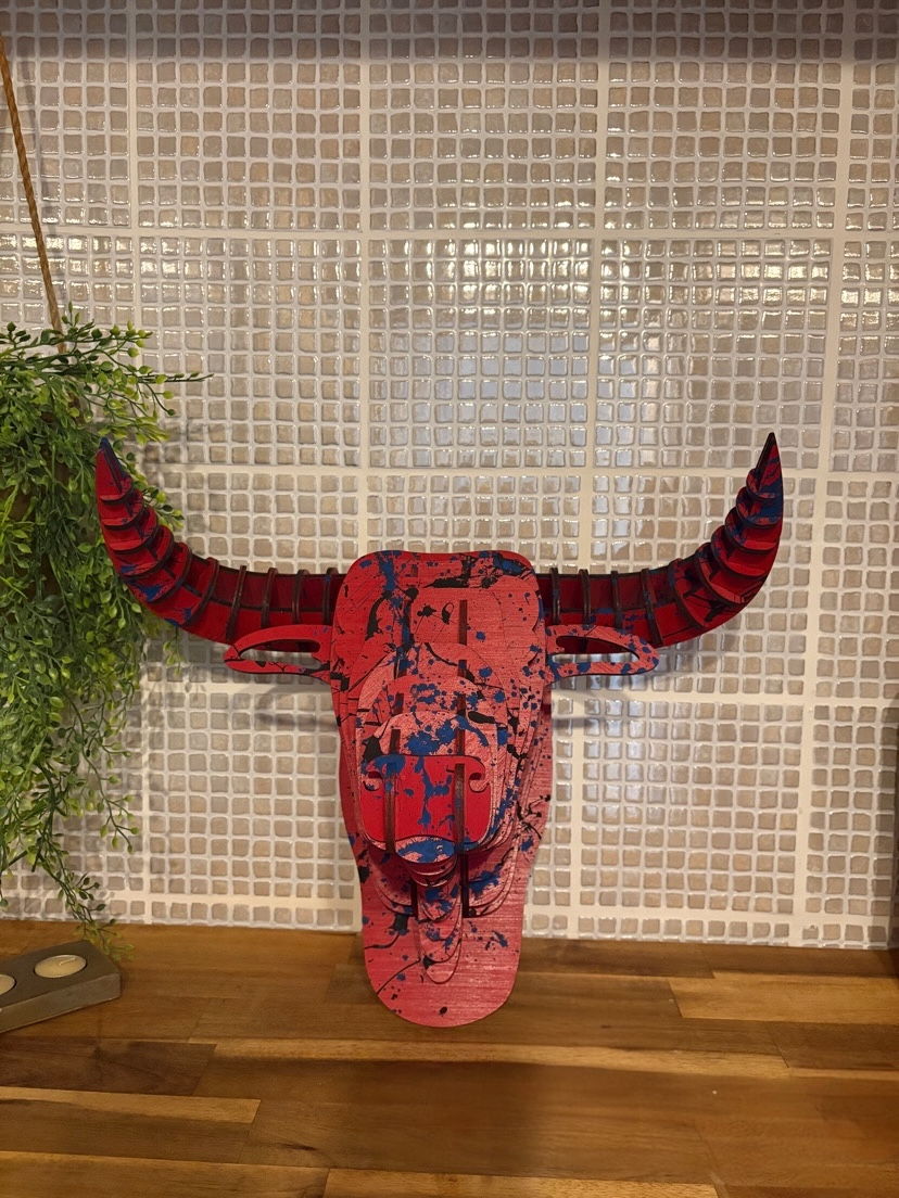 Tête de taureau murale en bois de peuplier rouge avec éclaboussures bleues