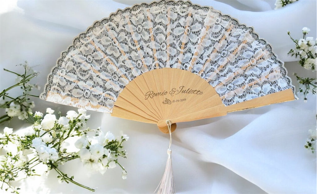 Éventail blanc personnalisable, accessoire décoratif et pratique pour cérémonie, mariage ou événement élégant.