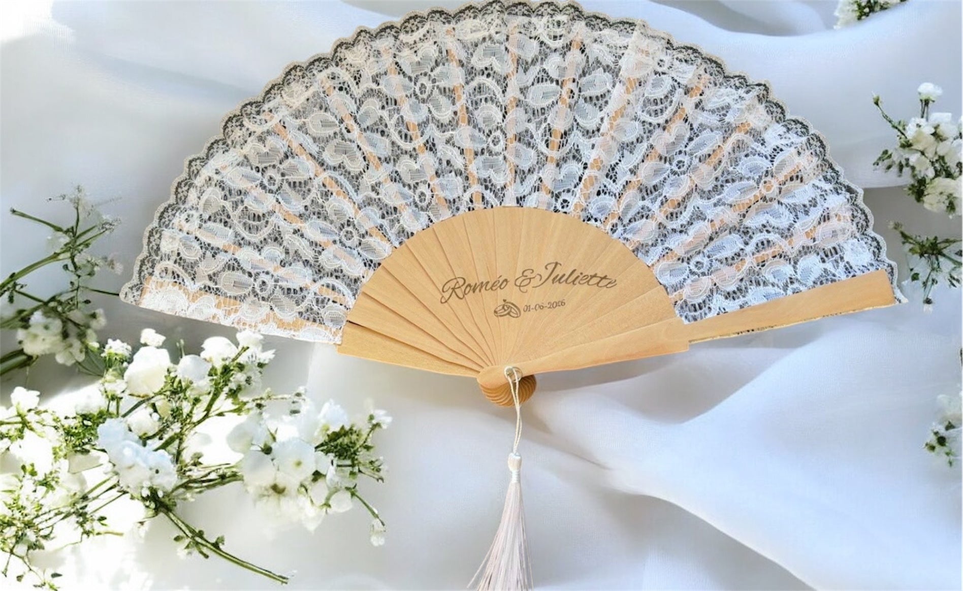 Éventail blanc personnalisable, accessoire décoratif et pratique pour cérémonie, mariage ou événement élégant.