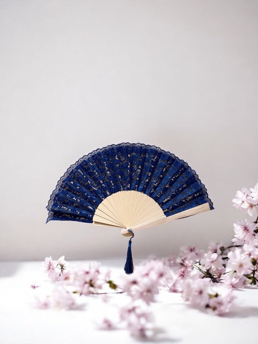 Éventail en dentelle bleu foncé personnalisable, accessoire raffiné pour mariage ou cérémonie.