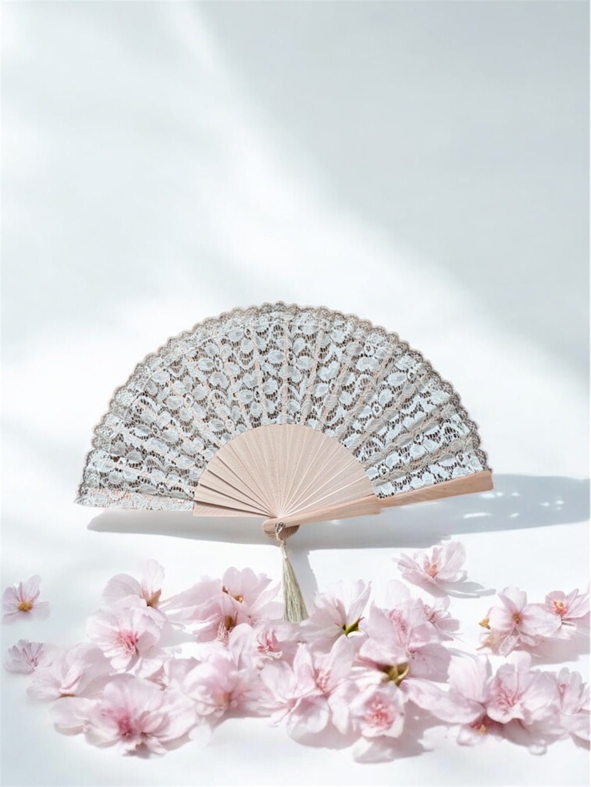 Éventail en dentelle ivoire personnalisable, accessoire doux et raffiné pour mariage ou cérémonie.
