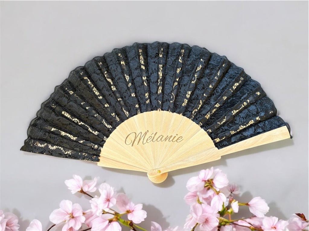 Éventail en dentelle noire personnalisable, accessoire chic et raffiné pour cérémonie ou soirée.