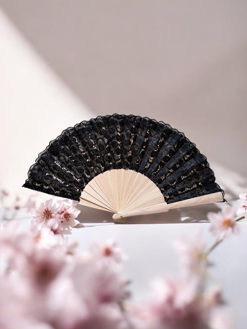 Éventails en dentelle personnalisables disponibles en plusieurs coloris pour mariage et événements