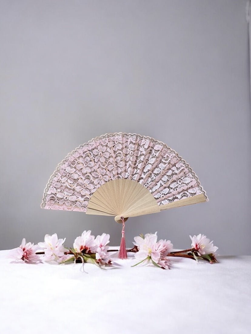 Éventail en dentelle rose clair personnalisable, accessoire délicat et romantique pour mariage.