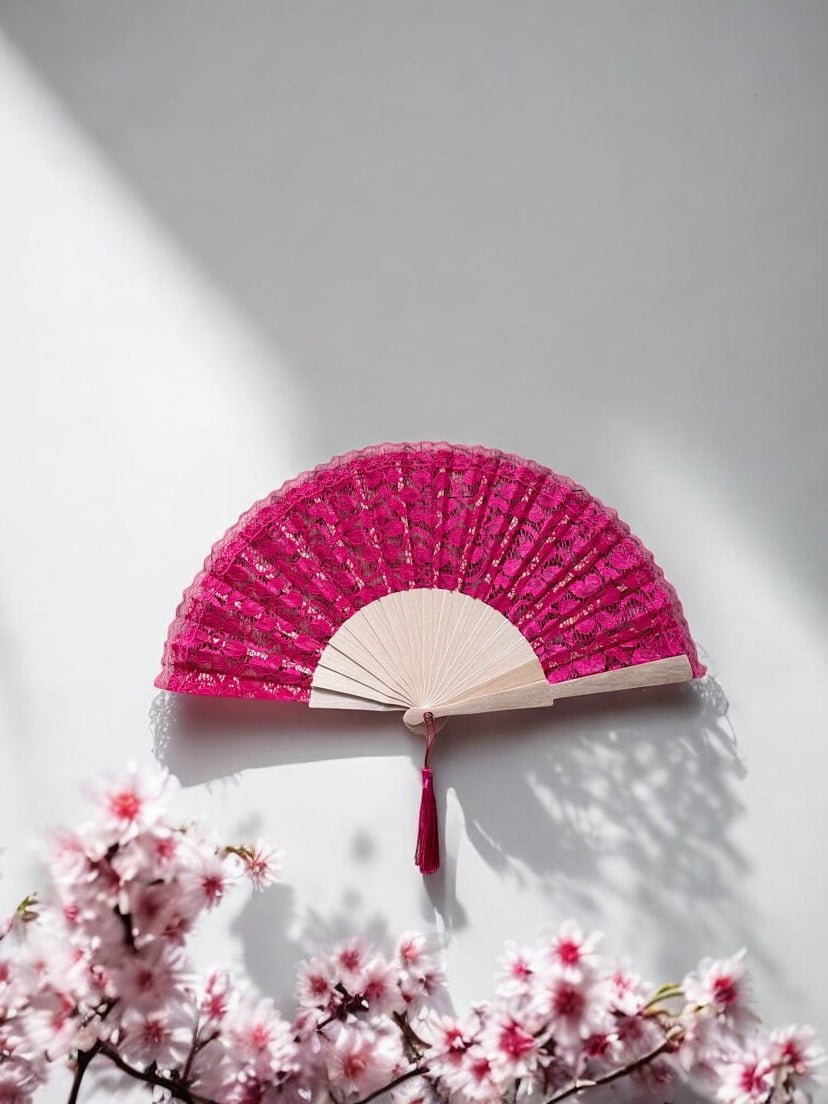 Éventail en dentelle rose fuchsia personnalisable, accessoire coloré et élégant pour événement festif.