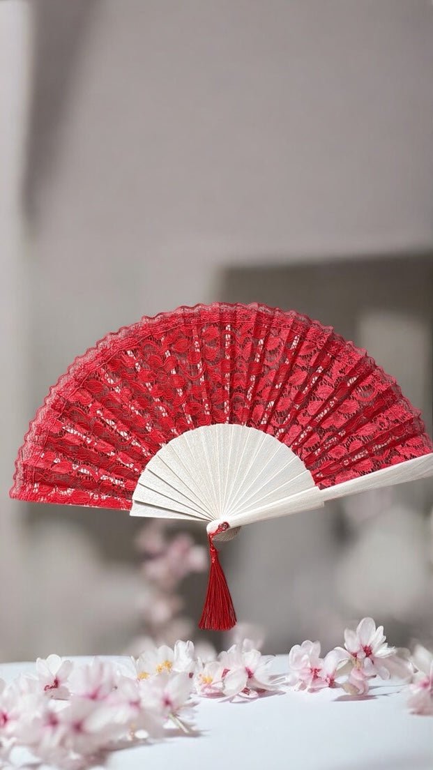 Éventail en dentelle rouge personnalisable, accessoire élégant et audacieux pour mariage ou fête.