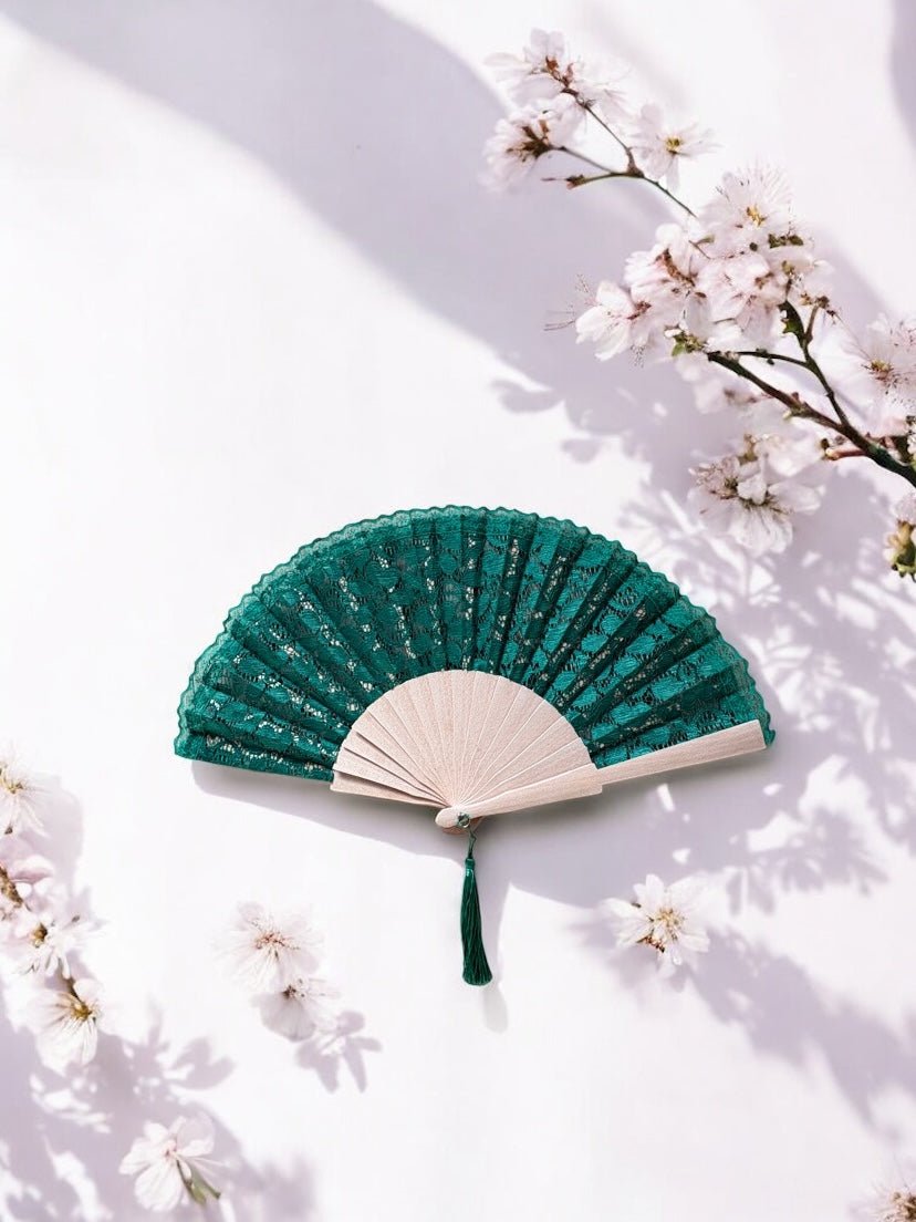Éventail en dentelle verte personnalisable, accessoire original et raffiné pour cérémonie ou été.