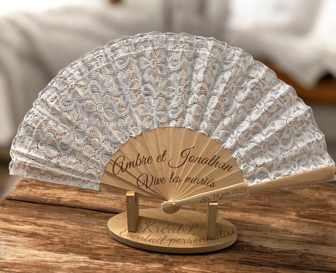 Éventail de mariage blanc en dentelle, personnalisable avec prénoms ou date, accessoire chic et intemporel pour mariée et cortège.